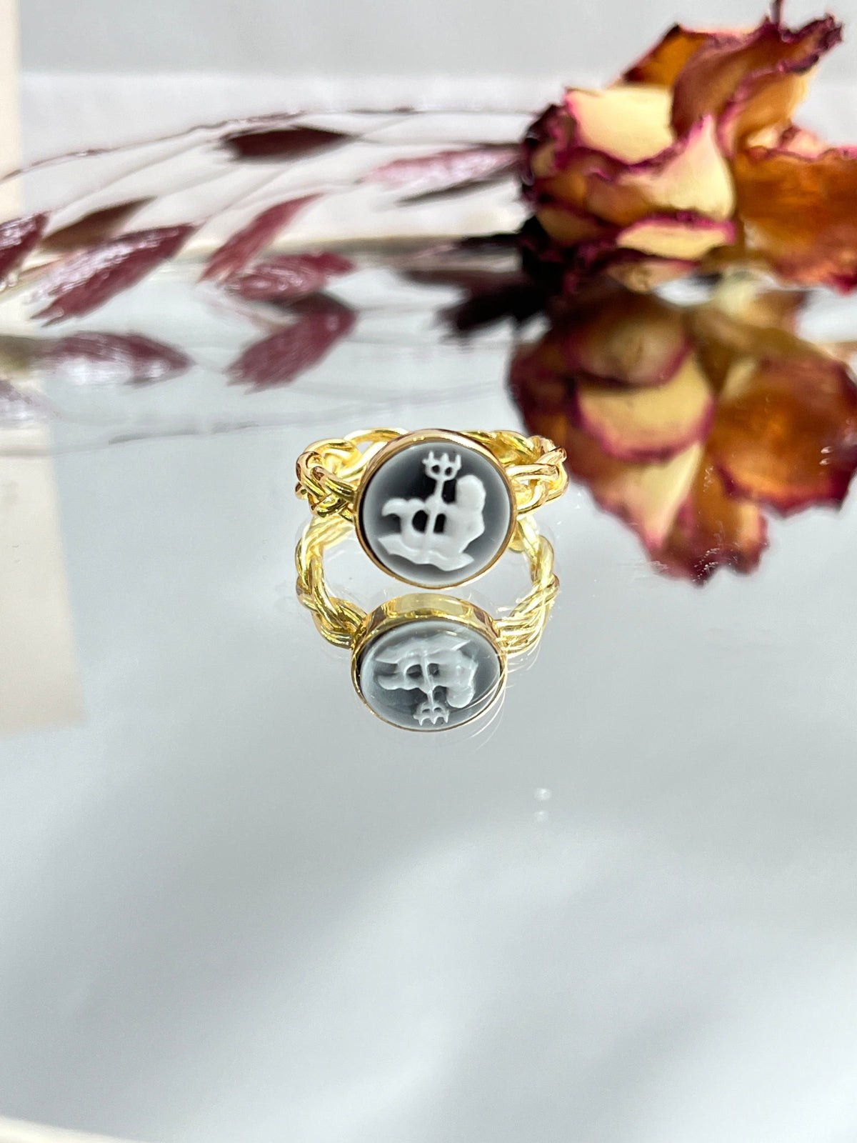 Zodiac Cameo Ring AQUARIUS - Carameo Jewels